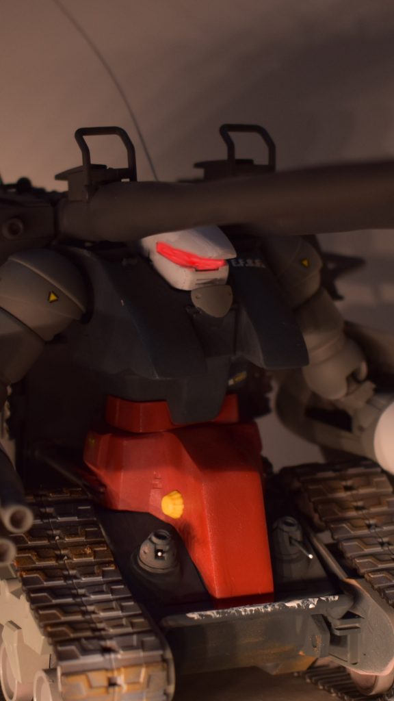 頭部コクピットは砲撃の衝撃でパイロットに影響が出てしまうため廃止
頑丈に作られたセンサー群に変更された。