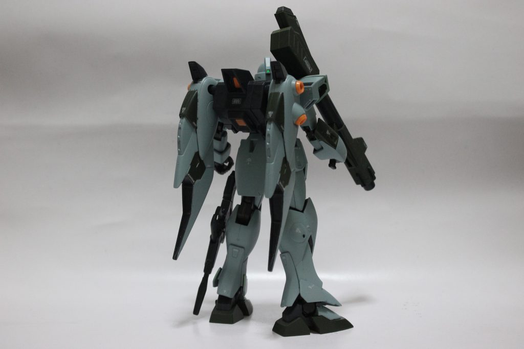 *リアビュー*
バックパックを重点的に色分けしました。
マーキングシールは説明書通りのため、合計82枚貼り付けてあります。
以下はポージングの画像になります。
フェイスとビームバズーカがただただ格好良く、その画像ばかりになりますが、ぜひご覧ください。