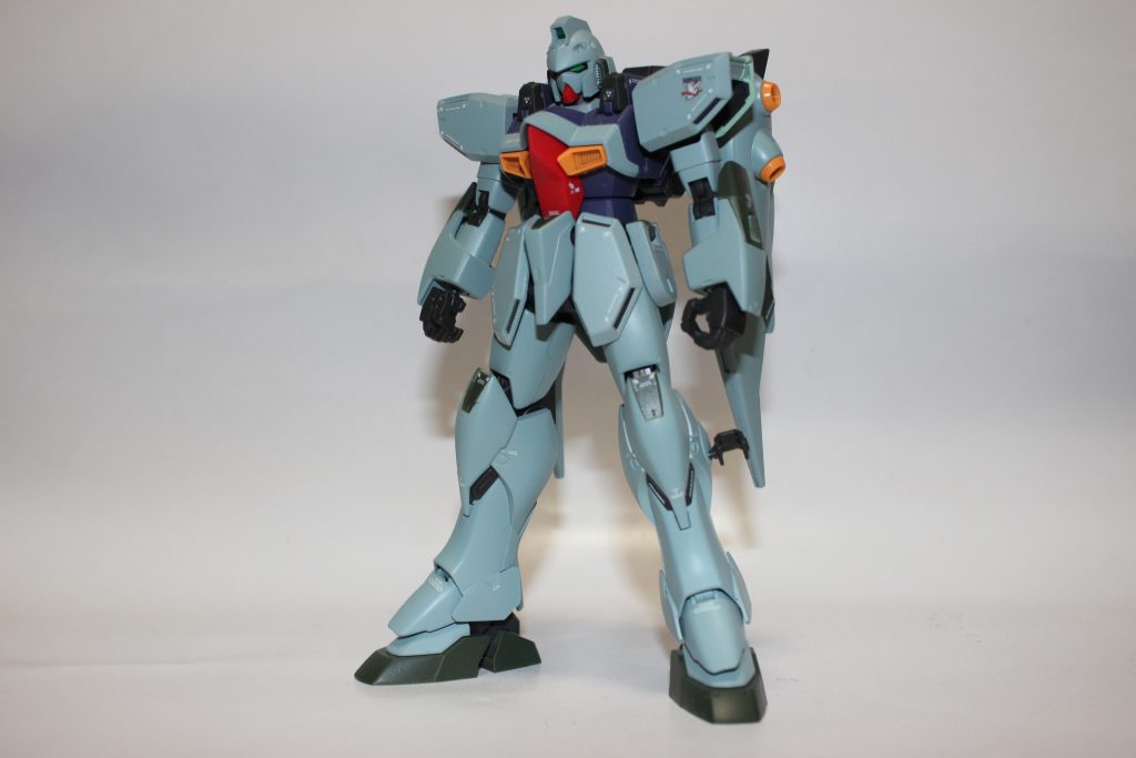 塗装はすべてグレーサフをベースにしています。
本体色は、RLM65ライトブルー
バックパック・武器などは、ジャーマングレー
腕部膝部足などに、濃緑色
足裏には、レッドブラウン(※画像はありません)
以上のカラーリングで構成されています。