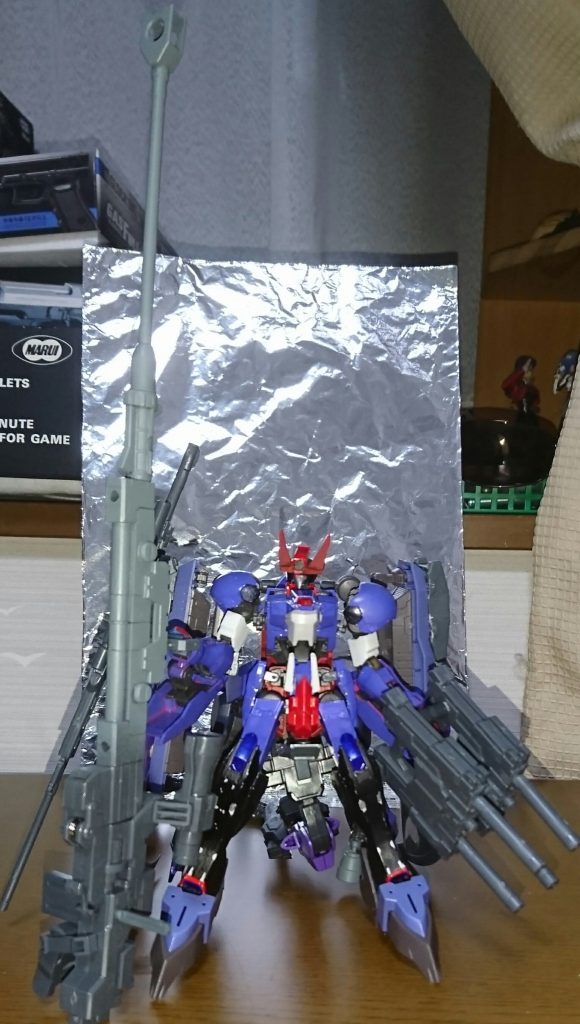 だが、これらの武装は敵機を誘い出すための装備に過ぎず、自身のバトルフィールドに入った敵機の目の前で本来の姿を見せる事になる。
