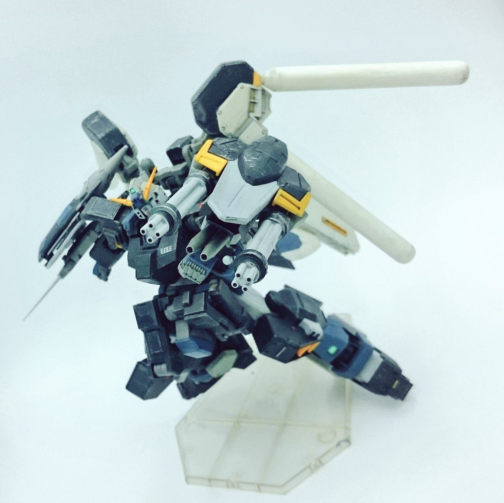 アクション①
左腕はダブルアームガトリングや２連ビーム砲等射撃主体の装備にしています。