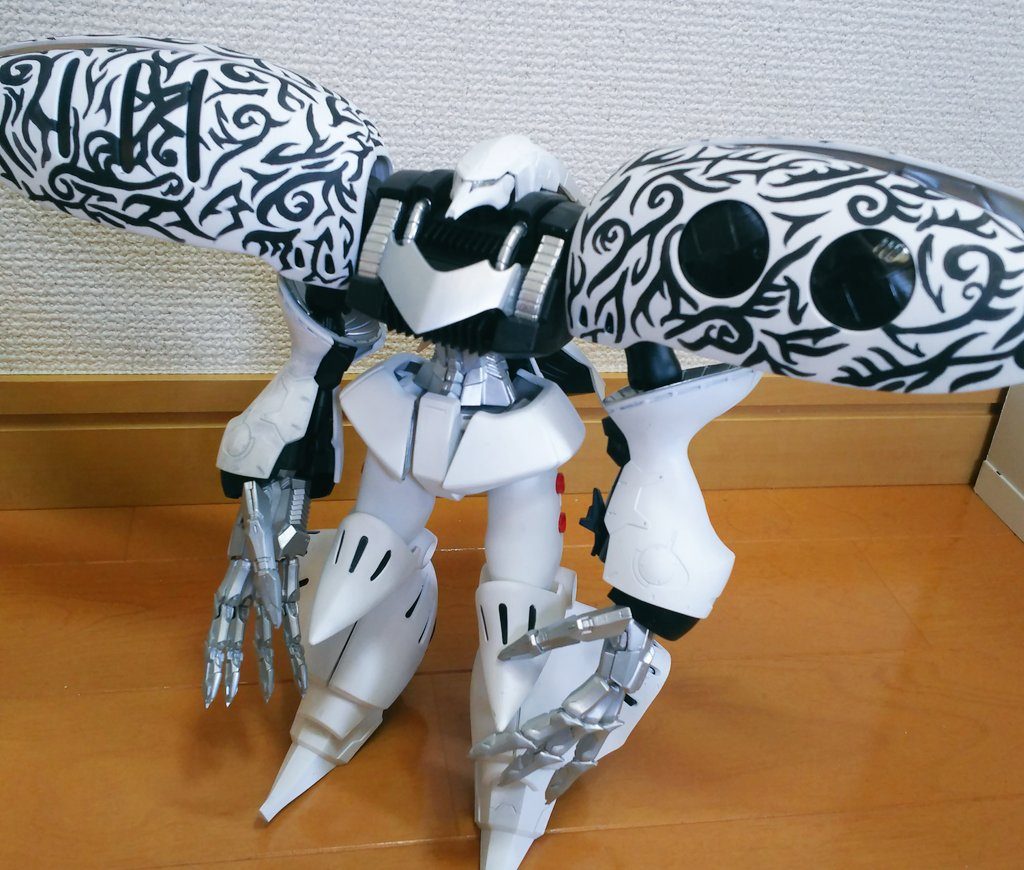 肩だけを塗った状態。
意外にこれだけでもよかったのですが、全身トライバルにしました。