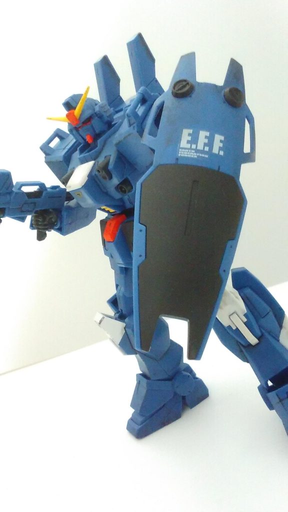 肩のところにもデカールを貼りたかったのですがミスってさきにつや消し吹いてしまったので盾のみです(´・ω・`)