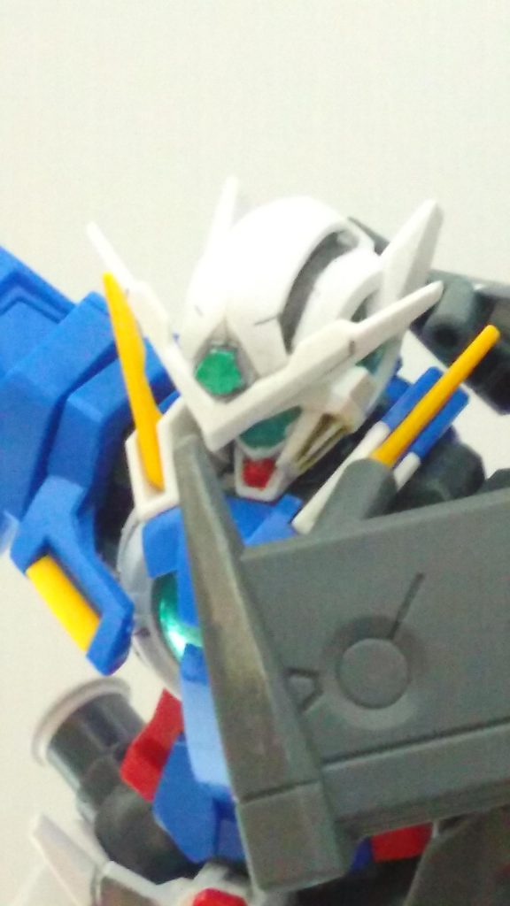 設定的に2シーズンの最終決戦の後にリペアしたということなのでガンダムフェイスは隠すような感じで…