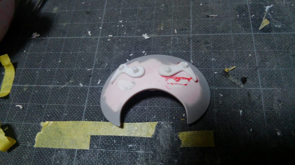 ベアッカイの顔は曲面で板状のものが接着しにくいので、眉毛パーツと本体に2mmの穴をあけて、プラ棒を刺してこんで固定してます。