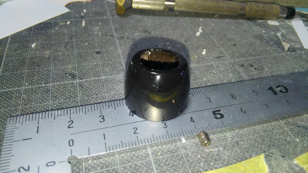 黒いパーツはコンパウンドで磨いてテカテカに………