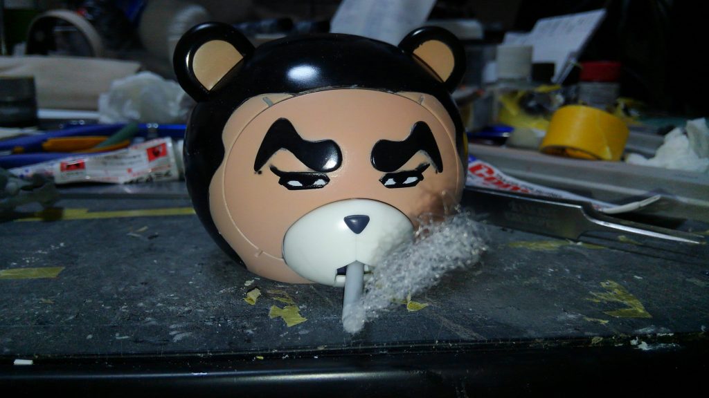 口にくわえたタバコはプラパイプ、煙はクッションの綿で作りました。
ちょうど、クッションに穴空いて、綿が出てきてたので……（笑）