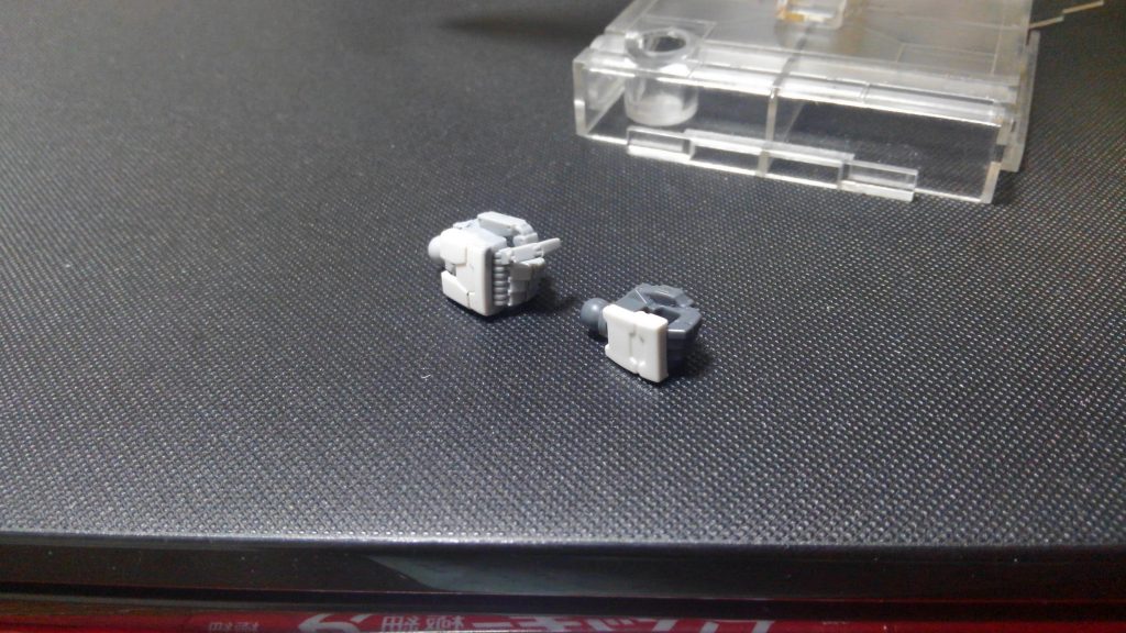 ハンドパーツは市販の改造パーツとRGエクシアの手甲パーツを組み合わせてます。