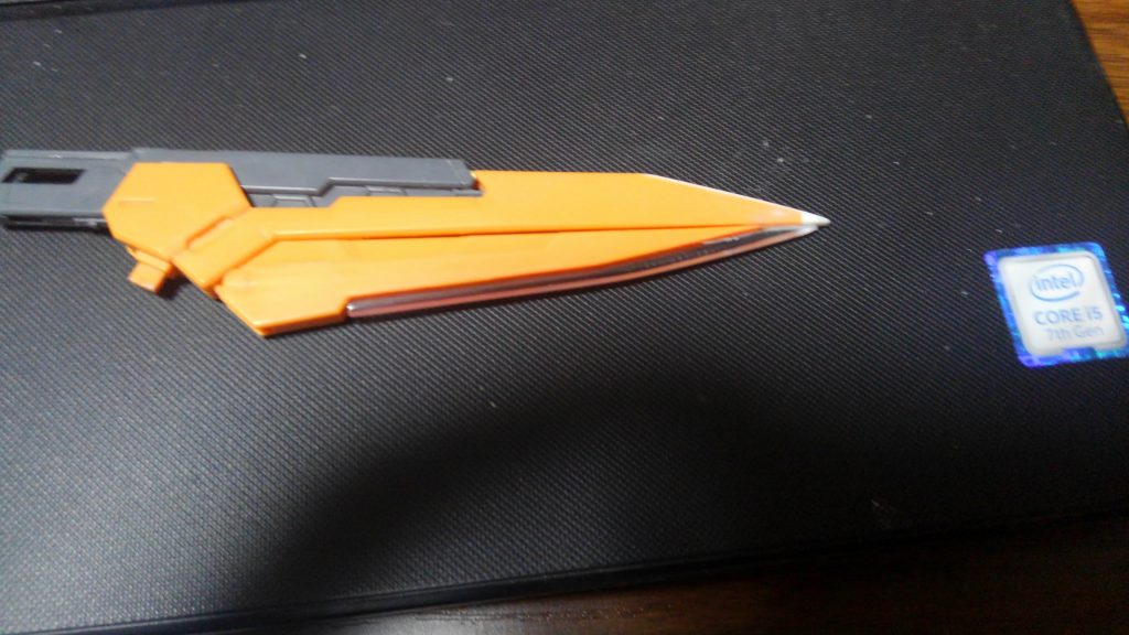 ハサミの先を延長したので、それに合わせてクリアーパーツもアクリル板から削り出して製作。銃口は真鍮パイプを埋め込んでディティールアップ。