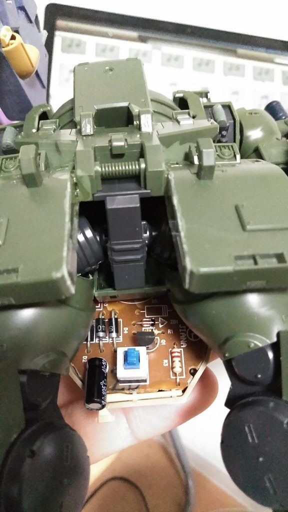 リアアーマーの裏打ちには、何かの基盤をそのまま貼り付けました(・∀・)
塗ったらいい感じのメカメカしさになりました〜