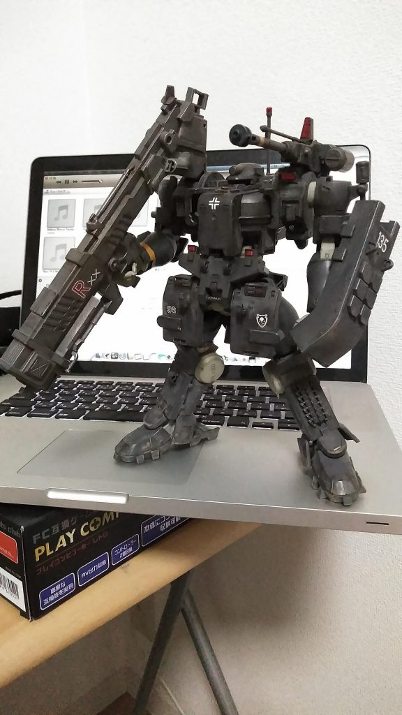 のっけからアレですが、キット付属の目玉装備・550mmバズーカを紛失しまして…。
代わりに1/100サーペントカスタムからバズーカを強奪してきました( ´∀`)