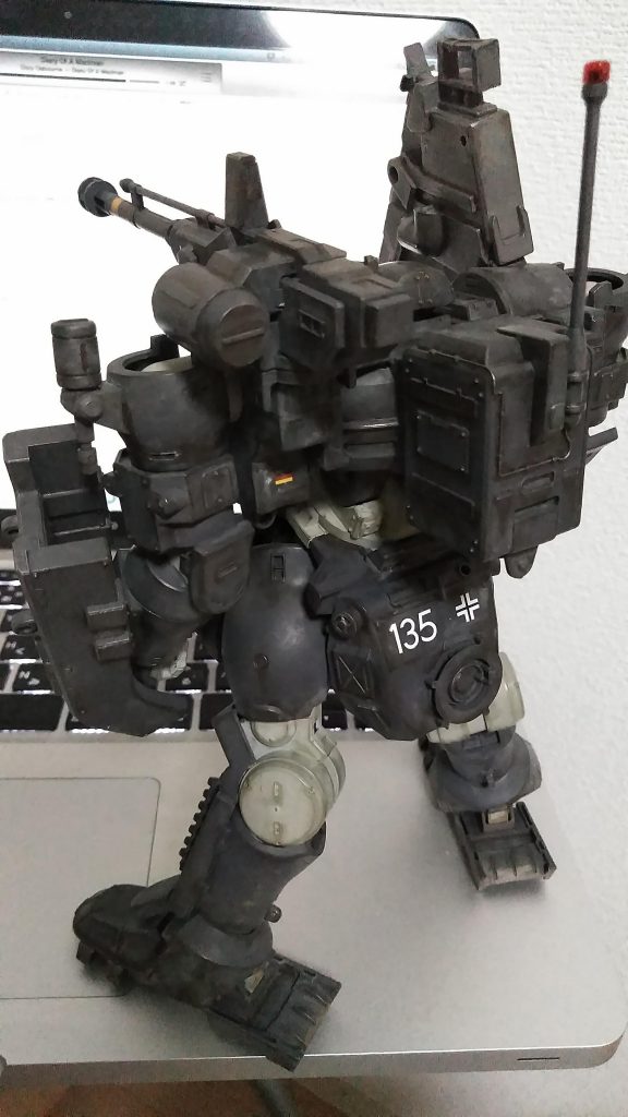 膝が逆関節っぽくなってますがこれはキットのままです。
それにしてもこの後ろ姿、ガンプラとは思えない重厚さ(*´∀`)