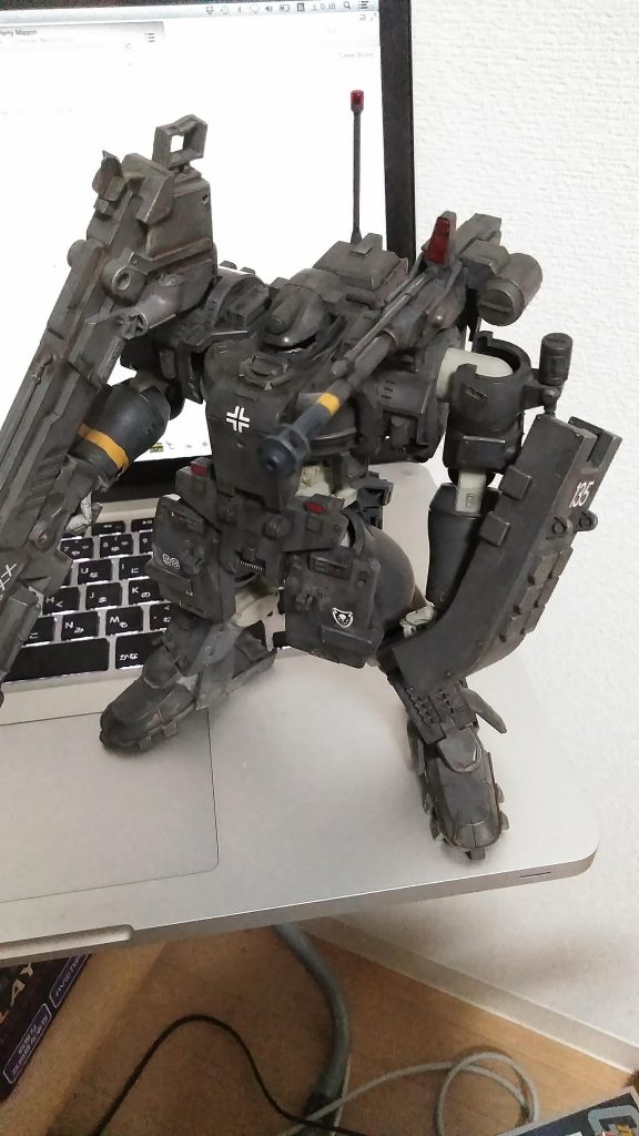 ほか改造点は、左足のシールドを手持ちに。
両肩シールドをオミット。
滑空砲を左肩に移設。
リアアーマーをフロントアーマーに移設。
空いたリアにドイツII号戦車の砲塔を装着。
くらいでしょうか…