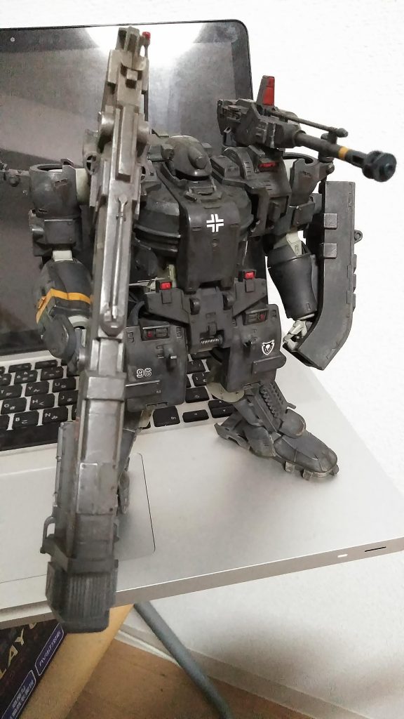 おもな塗装は水性ホビーカラーのダークグレー、RLM02グレー、軍艦色(②)など。
すべて筆塗りです(๑•̀ㅂ•́)و✧
例によって関節は適宜接着固定してあります。