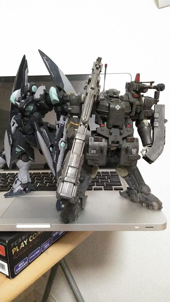 前作のデルタジンクスと並べて。
新旧量産機揃い踏み!
こうなったら1/100オーバーフラッグも作らざるを得まい…