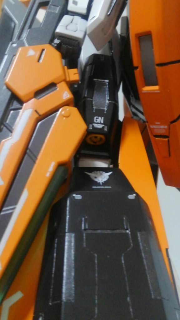 足の側面のブースター。キットのものだと塞がっているので、開口して、中に埋め込みました。