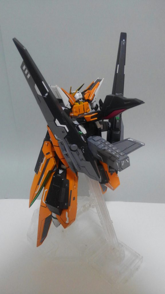 ミサイルコンテナも幅増しして大型化。翼はプラ板にて新造してます。