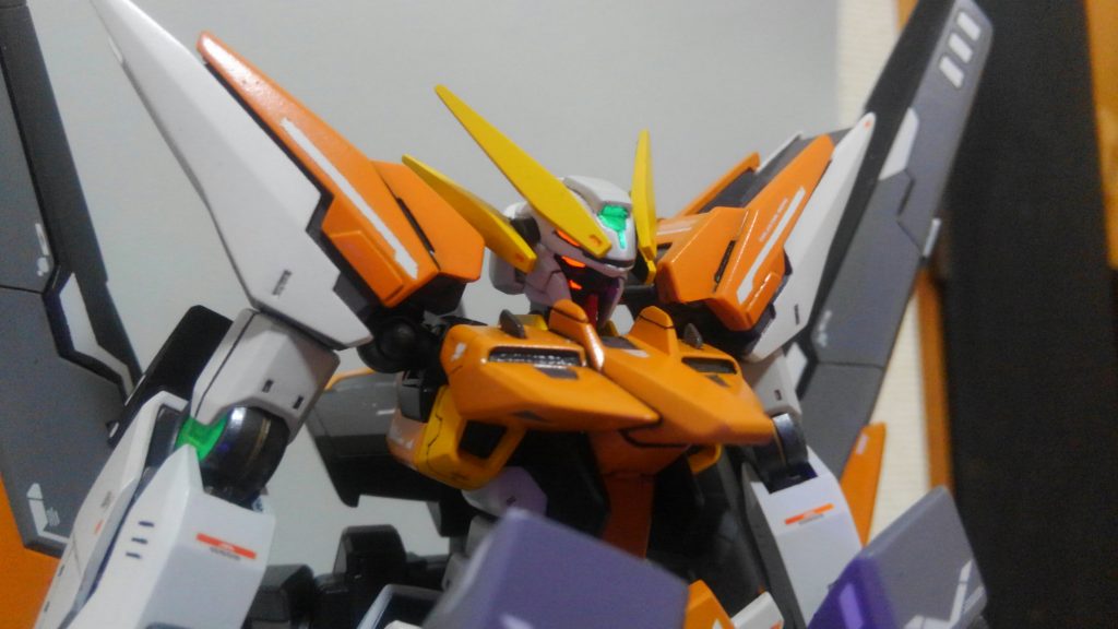 顔はマルートモードに変更。センサーはガイアの蛍光カラーで塗ったので、ブラックライトを当てると光ります。