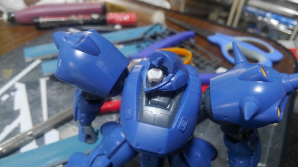 また、モノアイはプラ棒と市販パーツで自作して立体的に見えるようにしています。