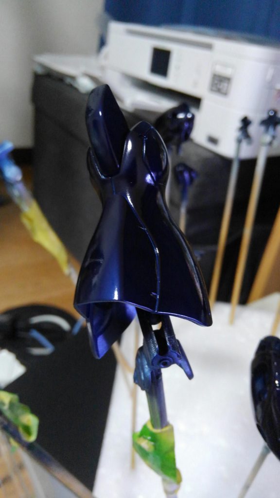 塗装は、
黒サフ→シルバー→インディクリアーブルー→インディクリアーブルー9:インディクリアーレッド1→インディクリアーブルー8:インディクリアーレッド2→スーパークリアー（デカール貼り付け後）

クリアーブルーに混ぜるクリアーレッドの比率を上げながら、塗り重ねていくと、深みのある色に仕上がりました。

ちなみに、研磨は2000→4000→コンパウンド（粗→細→仕）の順です。