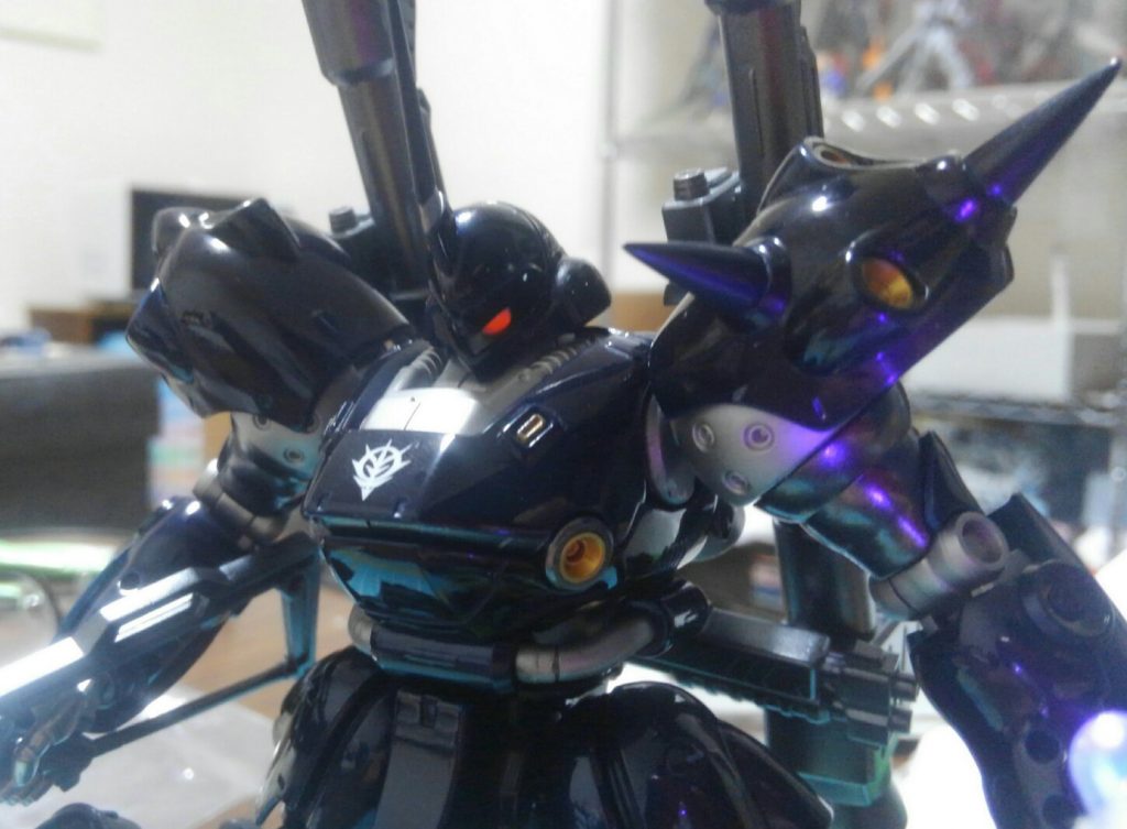 モノアイはガイアの蛍光カラーで塗装したので光ります。