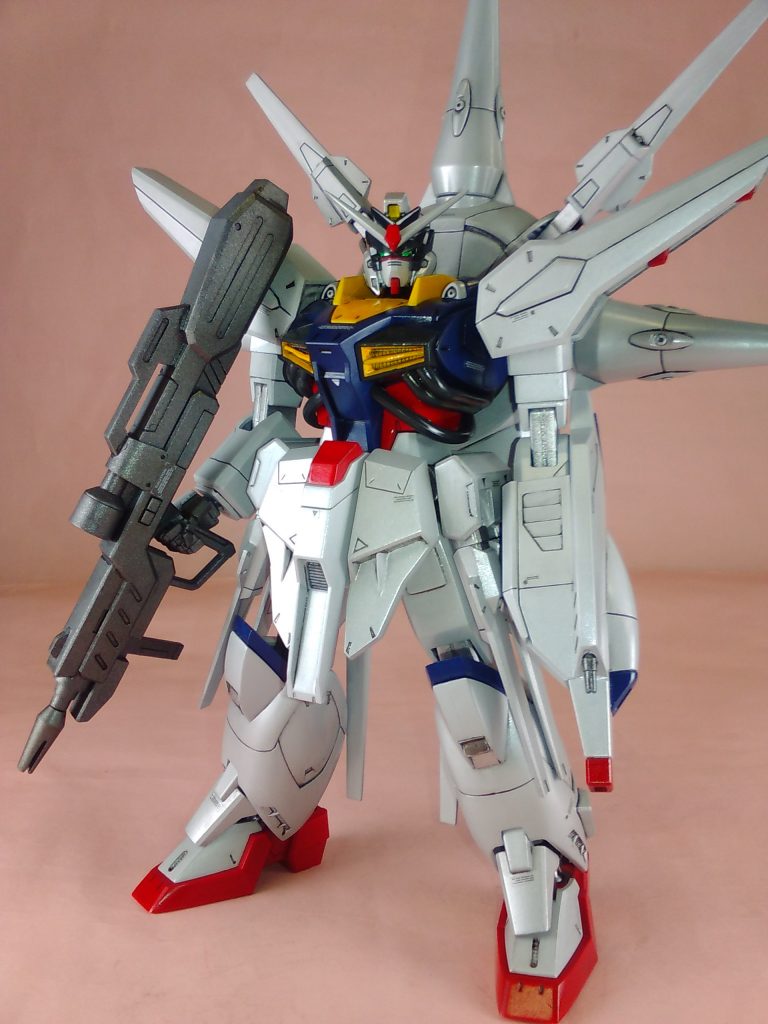 上半身に負けないように、下半身をボリュームアップしました。塗装は全身をEXシルバー+クールホワイト。他のキットから、デカールを持ってきて貼っています。