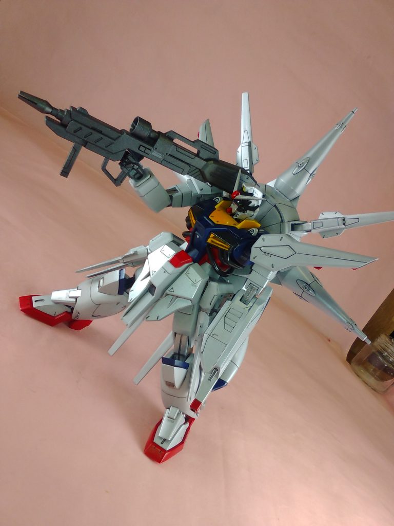 ビームを肩に担ぐと、キットのままだとアンテナが干渉するので、首を延長。
肩関節をボールジョイントに変更。