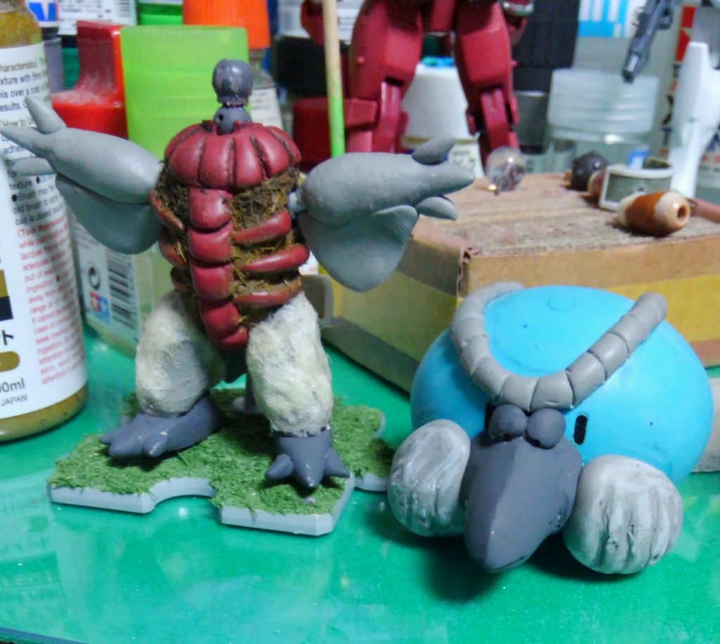 体と脚に羽毛が生えた状態。羽毛は体はタミヤの情景テクスチャペイントの草、脚は100均で買った綿をセメダインのハイグレード模型用を使って固めました。