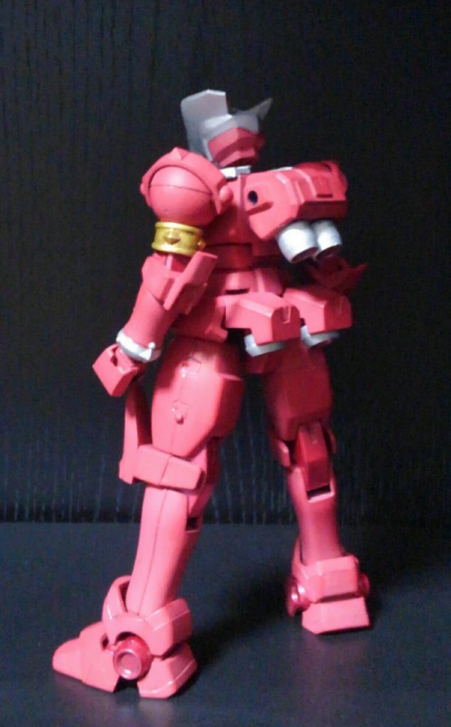 外見上の違いは頭部と胸部プロテクター部。ヒジとヒザにクラッシャーを追加。背部にはダッシュ力を高めるブースターを追加しています。
左腕には謎の機能を持つ(と言われている)ブレスレットを装着(^_^)