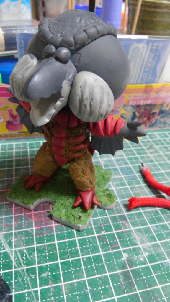 クチバシを開いた状態に変更。一気に恐さが増しました。