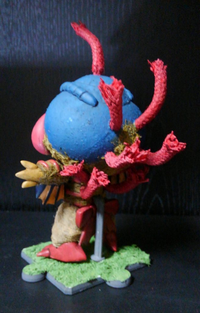 頭部から背中にかけてある赤いトサカ?は100均で買った紐に針金を通して作りました。