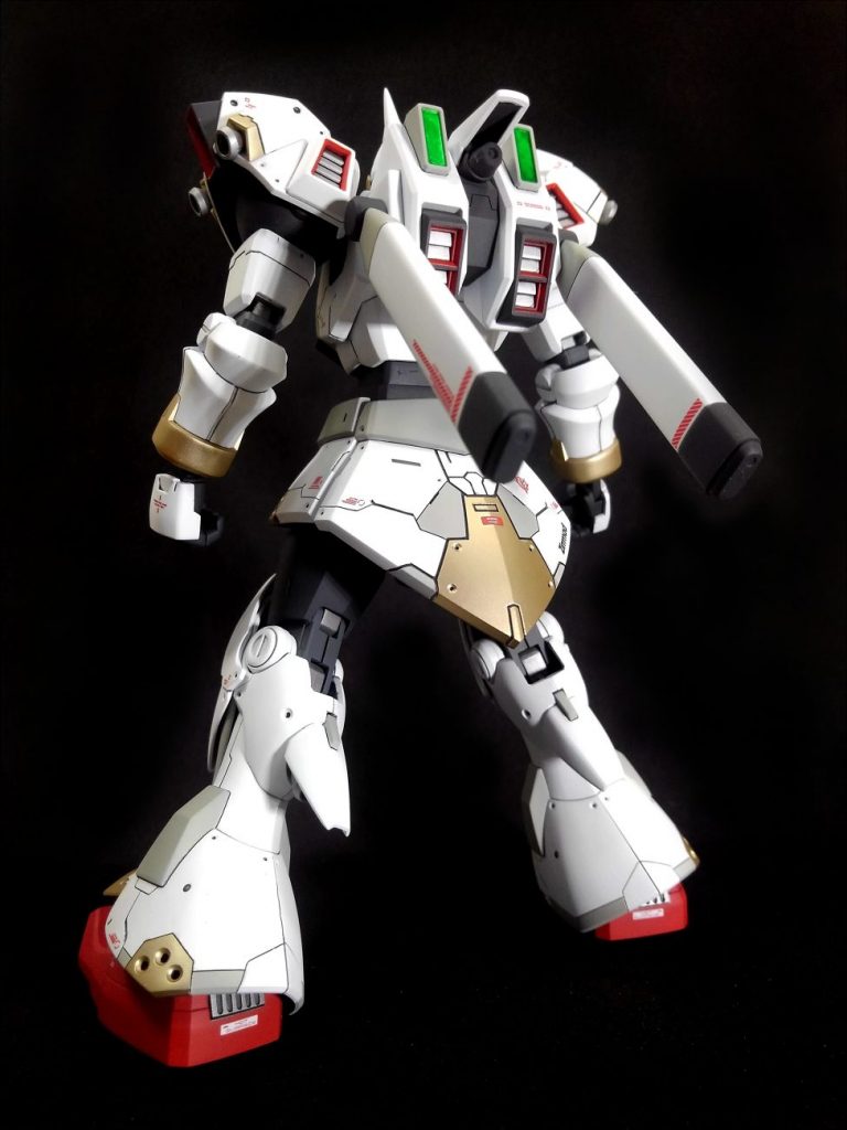 装甲裏は目立たないようにエナメルで黒に近い灰色で塗装してあります。また、スジ掘りや穴あけ等、いくつか手を加えて情報量を増やしてあります。