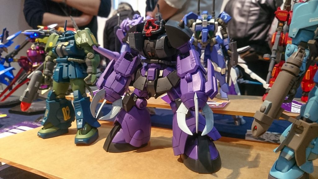 展示会の時のものですが、変形後の水中格闘モード。ズゴックのシルエットを意識しています。