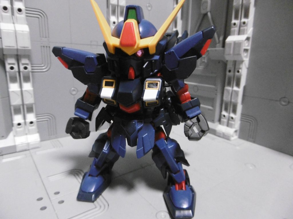 正面から。外装の隙間から赤の関節が映えて、良い感じに