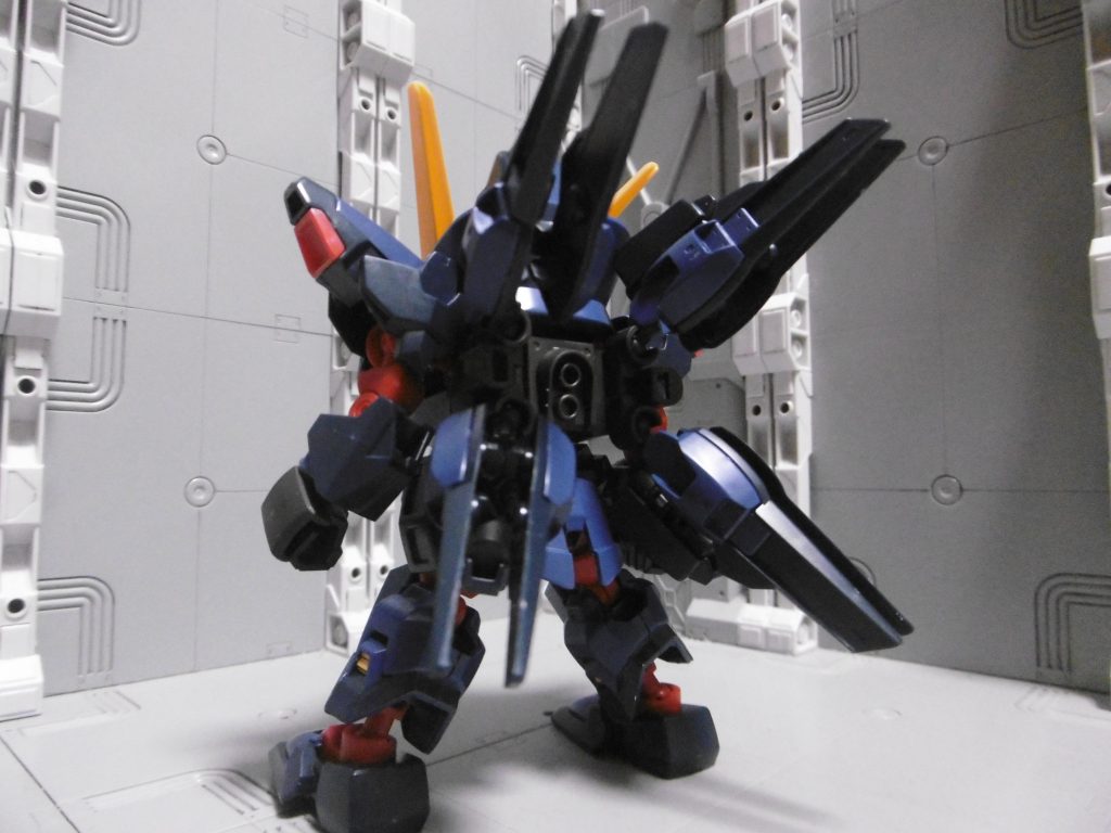 背面。フレームの赤は肘と脚部に出ます