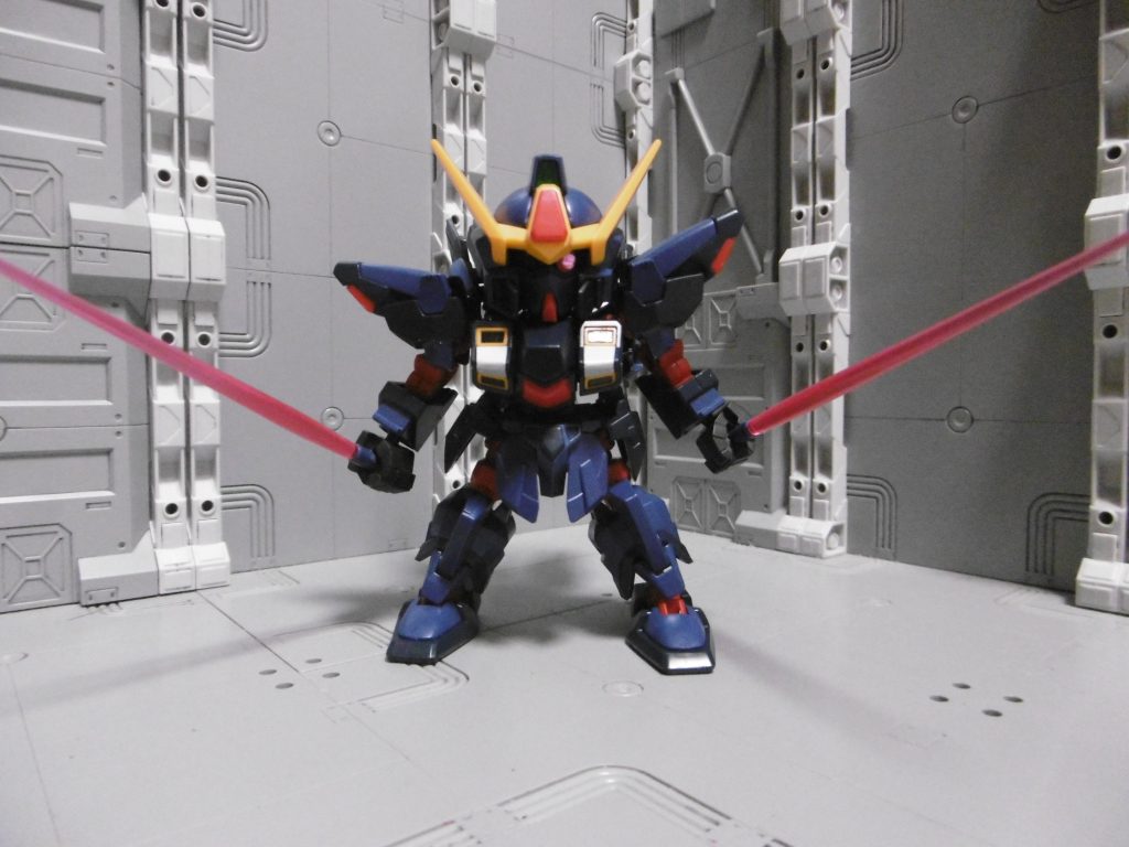 Iフィールドランチャー無しとはいえ、ダークカラーであればビームサーベル持ちも映えますし、メインウェポンに頼り過ぎてせっかくのクリアーエフェクトを活かしきれない気がするので、個人的には十分ですね