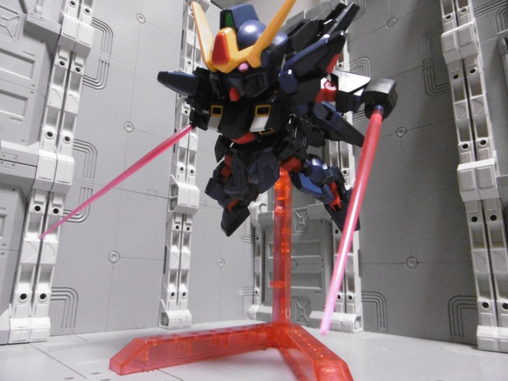 モノアイがジュエルシールなので立体感があり、カメラのフラッシュを使わなくても写角次第でしっかり光ってくれますね。これは嬉しい仕様