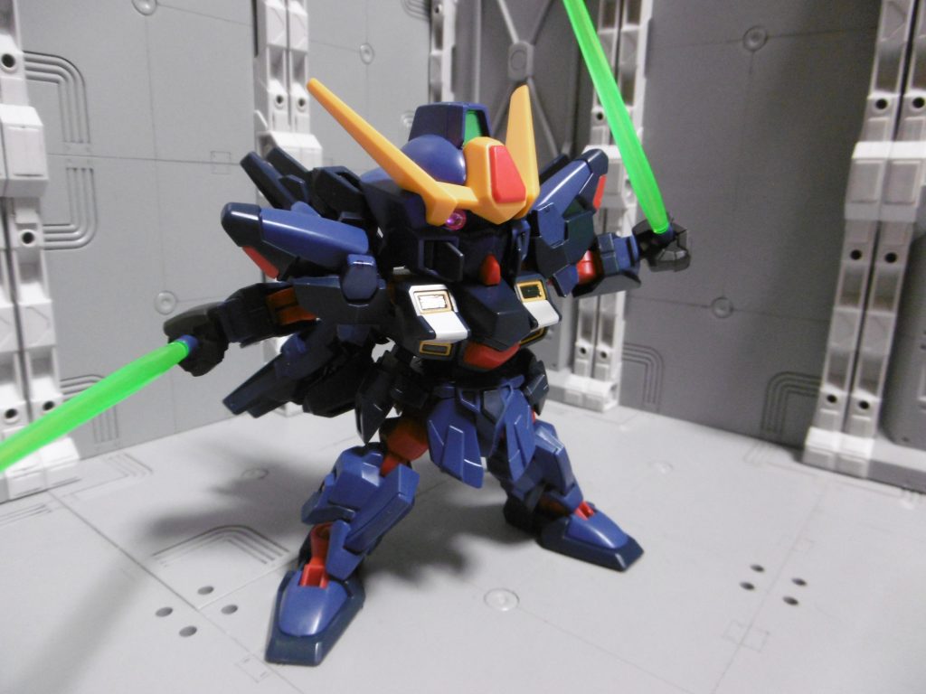 ビームサーベルのエフェクトパーツには「SB6」が使われていますので、発振色を変える事も出来ます。例えば、HGBFスターバーニングより拝借のクリアーグリーン