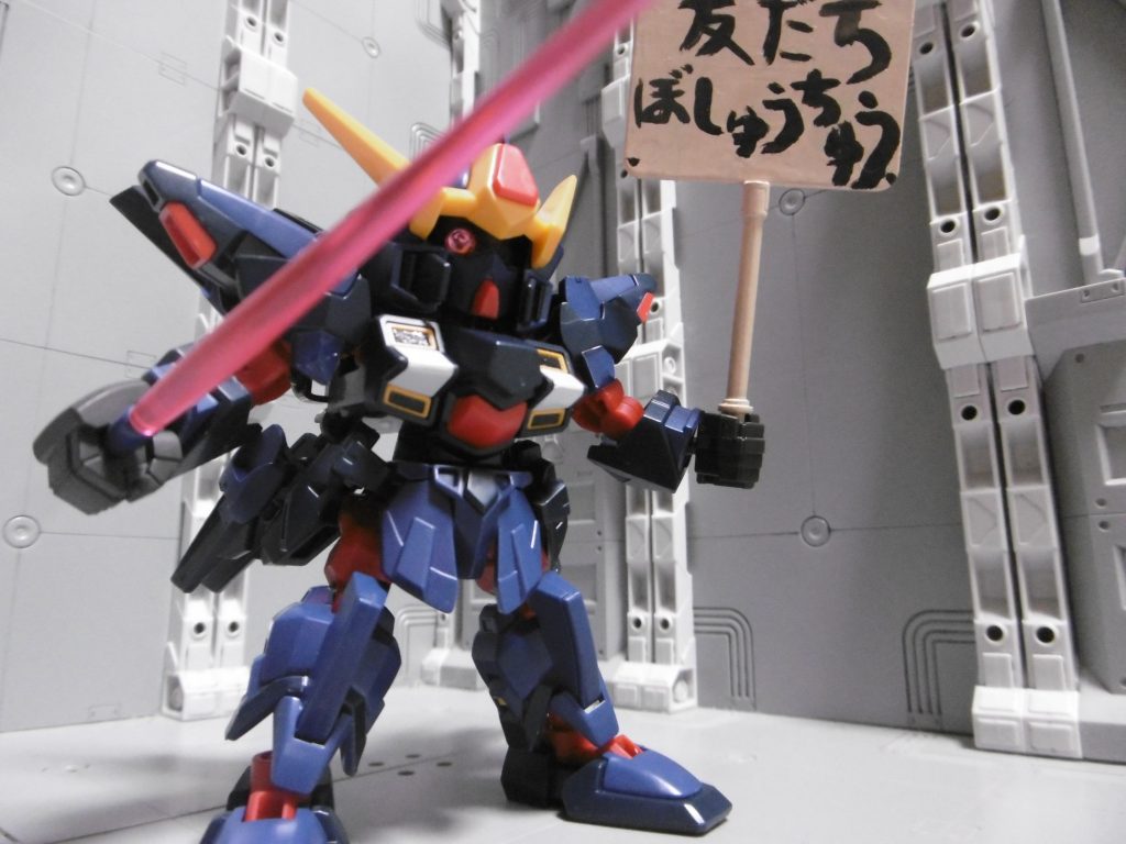 オマケ。SDの仕様上手首は分解できませんが、差し込み保持は可。ランチャー無しでも十分に楽しめました
SDオリジナル機体の立体化は、過去に「ガンダムMk-Ⅳ」「ガンダムアクエリアス」が、BB戦士として発売されています。
HG化に期待する声も非常に多いと思われるのですが、私の知る範囲では【Gジェネ発の機体がリアル頭身で立体化された事は、過去に一度も無い】ような気がします
プラモデル以外での商品展開(アクションフィギュア等)は一切把握していないため不明ですけど、SD頭身とリアル頭身とでのギャップ差や、何らかの問題により「HGで出ない」のではなく「出せない」事情があるのかもしれませんね。
フェニックスやザンスパイン等の人気機体も、リアル頭身での立体化は無理でもSD頭身として出れば御の字かなと