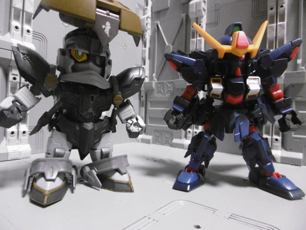 CSフレーム赤のドナーと。
陰丸にはSDフレームを組み込んだ為に余剰化し、以降は想像以上に出番が無くてSD頭身デッサンモデルとして使っていました
RX-零丸をSDフレームで組んだ方の場合、このCSフレーム赤を持て余している場合も多いと思われます。こういった組み合わせも如何でしょうか? ティターンズブルーxレッドも良く映えますし、EXAM積んでみたい