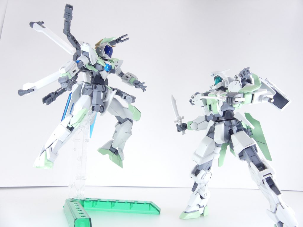 「GBNWeapons」・ストーリー GBN。ガンプラバトル・ネクサス・オンライン。仮想現実空間を舞台にしたネットワークゲーム。そこではスキャンされデータ化されたガンプラによる「ガンプラバトル」が日々繰り広げられていた。総ユーザー数は既に全世界2000万人を数え、ガンダムのプラモデル「ガンプラ」の遊び方の一つとして親しまれている。ミッションで入手したパーツデータは各地のガンダムベースなどに存在する射出成形機により現実のパーツとして手に入れ、使うことができる・・・が、ご存じだろうか。各パーツをGBNで使用できるステータスとするため、日々テストを繰り返す一人のビルダーのことを。アルザス・リースリング。フォース(ぼっち)・「アルケミスト」リーダー。これは、彼女の残した「足跡」の物語。※本ストーリーはフィクションでありバンダイスピリッツ・サンライズ公式とは全く関係の無い二次創作です※・・・という設定の小説パートとHGBC・HGIBAなどの紹介(レビュー)を行うレビューパートに分かれた連載です。 無印「GBNWeapons」(2018年8月~2019年6月)、 「GBNWeapons:EX」(2019年7月~2020年9月予定)、 「GBNWeapons:NEXus」(2020年10月~2021年) 「GBNWeapons+」(散発連載) 「GBNWeapons 完結編」(2023年11月~12月)に分かれていますが、メインとなる「HGBC編」は「EX」まで継続して連載しました。それ以外の小説パートのストーリー面が異なります。※「NEXus」索引は別ページで。「NEXus」は諸般の事情により途中で打ち切りになっています。「完結編」は下記。こちらのページには、HGBC・HGIBA・システムウェポンキットなど、各武装キットの番号順・「EX」の物語順に索引を記載しています。目当てのHGBCを入手した・再販した時の参考にしてください。「完結編」前にモーメント(つぶやき)の方で執筆した「総集編」は以下の通りです。第1改  第2改  第3改(HGBC武装テスト)第4改  第5改(無印「ビルドダイバーズ」とオリジナル展開)第6改  第7改(「EX」)第8改(「NEXus」) 第9改(「NEXus」打ち切り後のストーリー)