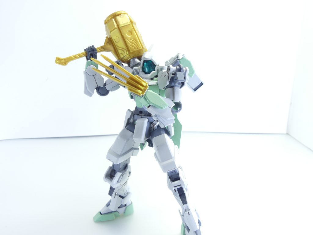 木槌：後部にブースターを持った槌。カギヅメ：両手に装備できる鋭い爪。武装の装備は、基本的に手首パーツを分解して取り付けるいつもの方式です。カギヅメなどは上から差し込む方式。ＳＤ・武者頑駄無への対応は･･･キットの方式によって異なりますがクナイ･カギヅメ・ジュッテなどが対応（丸軸）。無改造でビルドハンズに対応できる三国創傑伝なら全武装を装備可能。