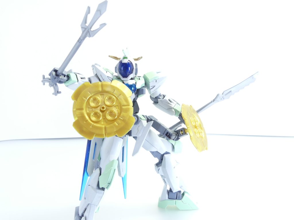 ジュッテ･コンボウなど：様々な和風武装を持たせてガンプラを武装強化しよう。ミズグモをサブアームに装備してシールド代わりに。ナギナタ･･･にしては短いかな。武装がたくさんありすぎてどこかのライブラの聖闘士のようだ。斧の鎖部分は一体成形。今だとＭＳオプションセット３（第41改参照）のグシオンアックスの鎖にうまく置換できると面白いかも。コンボウはバッティングラム（第14改参照）と比べても少し小ぶり。ＨＧＢＣではなかなかみんなが望むような大型のものには出会えません。ほら、豪覇頑駄無みたいな奴。