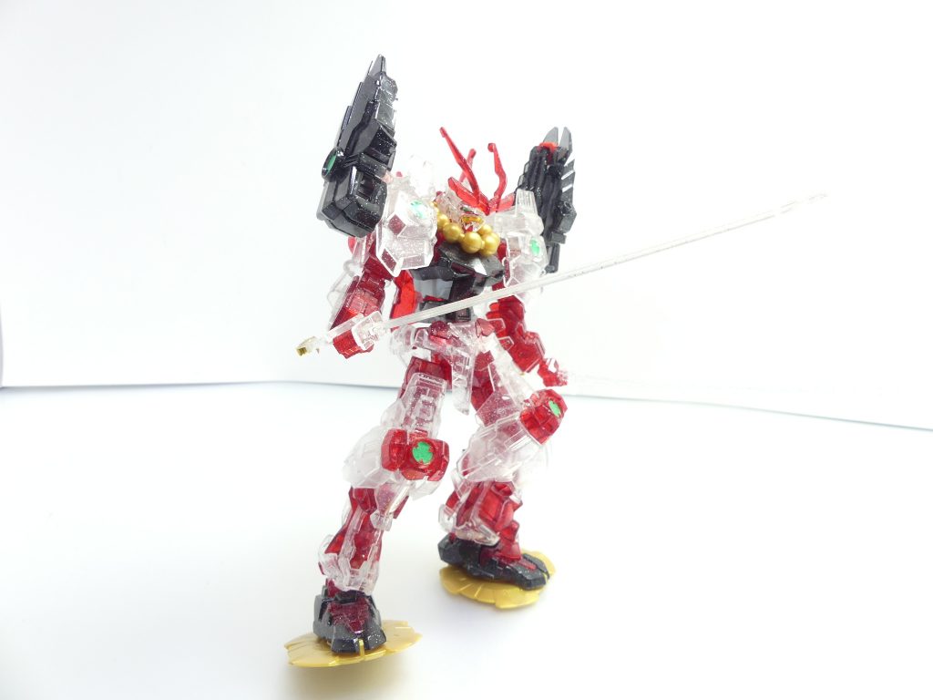 ミズグモ：水上をプラフスキー粒子の反発作用で自在に移動できる。シールドとしても使用可能。ミズグモは本セットには珍しく３ミリ穴が開いています。基本的にはそこに付属のジョイントパーツをかましてシールドにしたり･･･ですが、いくつか突起があり･･･戦国アストレイ頑駄無の足に直接組み込めます。戦国アストレイ以外には対応しません。また、数珠はアストレイのようなどちらかと言えば細身のガンプラでないと首に挟めません。ネイキッド・ヴィンテージどちらも駄目でした。