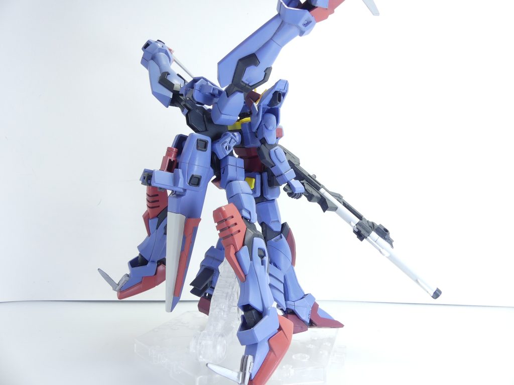 ガンダムRe:スペクター(プランA):GBN-ガードフレーム、フリーダムガンダムなどを基礎にしたボディを得たRe:スペクター。バックパック部分に合わせた(ブレイクデカールの効果で配色を変更したと考えられる)青いVPS装甲に塗り替えられ、変幻自在の攻撃を仕掛ける。なお、武装面は追加されていない。ボディ部分は頭部や胸部、脚部裏スラスターなどをドレッドノートガンダム、胸部可動域をGBN-ベースガンダム、手足をHGCEフリーダムガンダムから。SEEDコンでガンダムが多かった理由は諸説ありますが・・・やっぱり「最新のよく動くガンプラがガンダム系しかないから」と言うことに尽きるのではないのでしょうか。本作もきっとそうです。武装は追加も考えましたが考えきれませんでした。