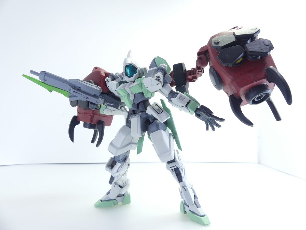 GNネイキッド(鬼魂):ガンダムGPー羅刹(第23改参照)のバックパックユニットを装備したGNネイキッド。クローアームや拡散ビーム砲を使用可能、GNドライヴも増設されより攻撃的な仕様となる。最終回なのでやりたかった羅刹とのコンビネーション。オーガさんがバックパックお化けなどにやられるはずはないので「リアル所用で不在」ということにしました。バックパックはボールデン接続だったので今までの連載を考えれば楽勝の部類。ボールデンボールに2軸1穴変換ジョイントで背負わせます。ヴィンテージ用GNビームライフルを持たせて。