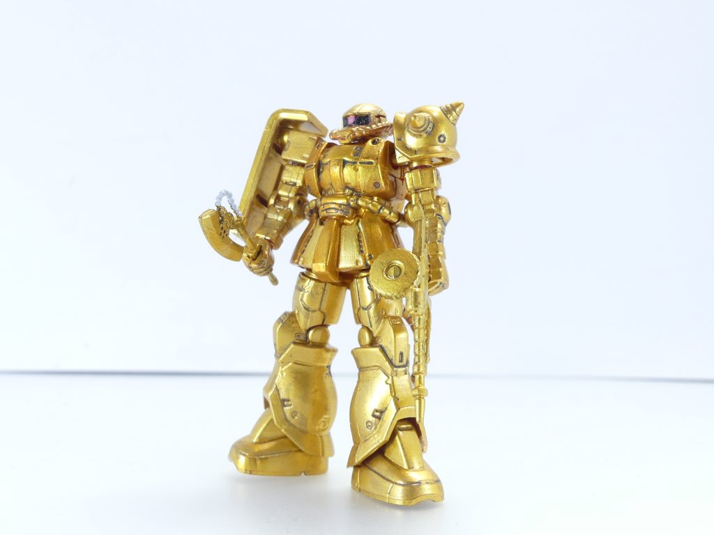 当てたのはシャアザクですがやってみたのは金ザクでした。「トライエイジ」ではお世話になりました。
角は落とし、肩のシールドはプラ板で埋めます。バックパックはシャアザクのままですが仕方なし。
一応金は2色で塗ったのですがわかりにくいです。