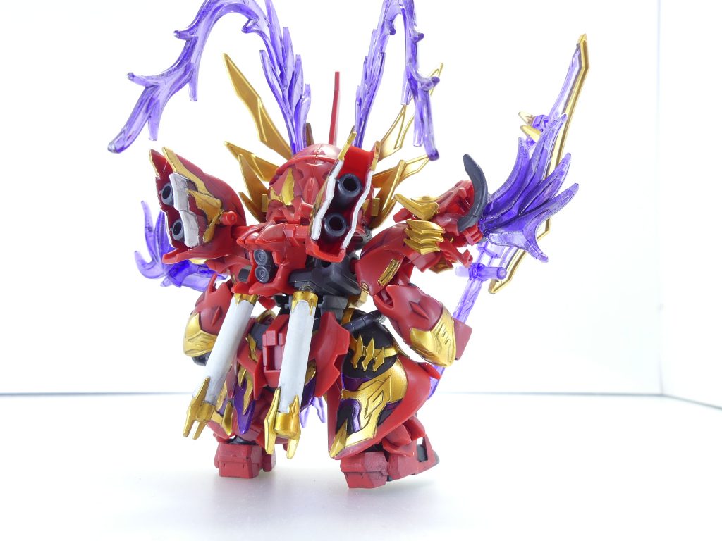 後ろから。スラスター部分は3ミリ穴。パテで埋めるにも少々工夫がいりそうな構成。塗るのはもっと大変。劉備以外の武器はクリア単色がほとんどでちょっと味気ないので自分で塗りを増やしました(だからもっと大変になる)。