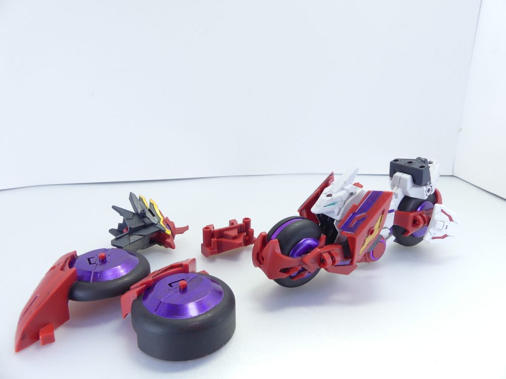 トリニティバイクから専用パーツを足します。前輪部分も組み替えます。