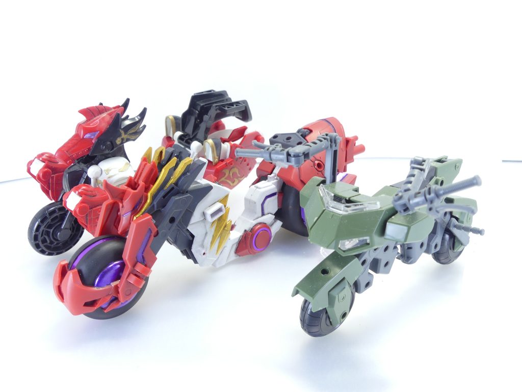 愛車・赤兎馬。奥は「三国伝」・呂布トールギスの赤兎馬(バイクモード)。手前はマシンライダー。もともとはほぼ赤一色(その場合でもタイヤは塗っておくと吉)ですが、「三国伝」赤兎馬をモチーフに一部に色を足しています。